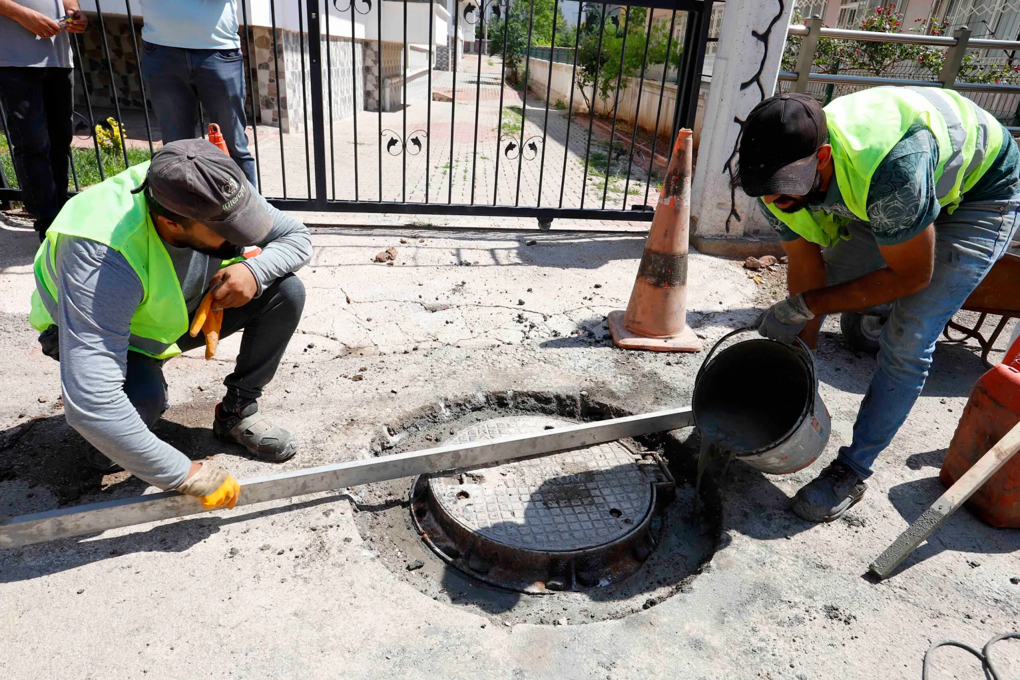 Rögar baca kapakları yol seviyesine getiriliyor