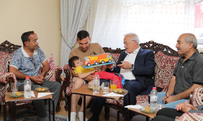 Vali Kumbuzoğlu’ndan şehit ailesine taziye ziyareti