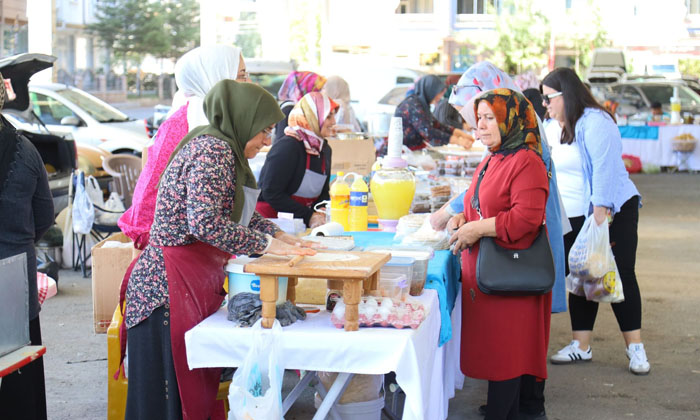 Hanımeli Pazarı büyük ilgi görüyor