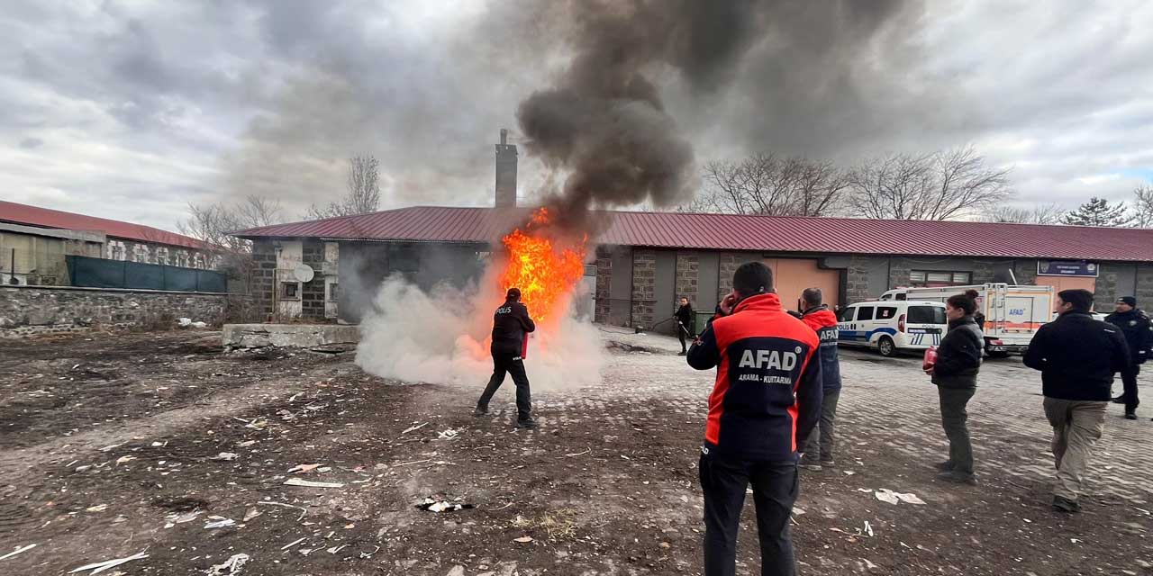 AFAD, Kars Emniyetine afetler ve yangınlarla ilgili eğitim verdi
