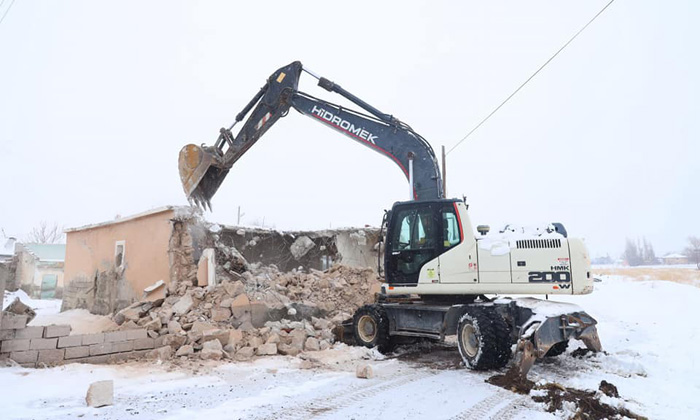 Metruk binaların yıkımı kar kış demeden devam ediyor