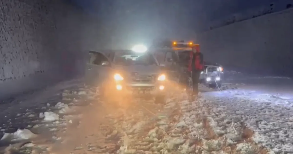 Niğde Safari Offroad Kulübü yolda kalan araçları kurtardı