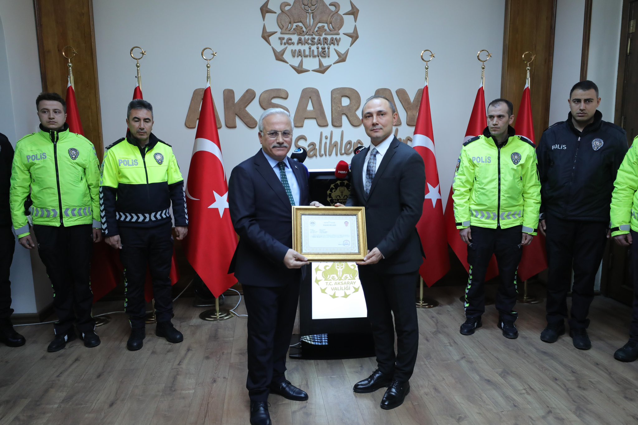 Alkollü sürücü polisleri tehdit etti, Vali ödüllendirdi