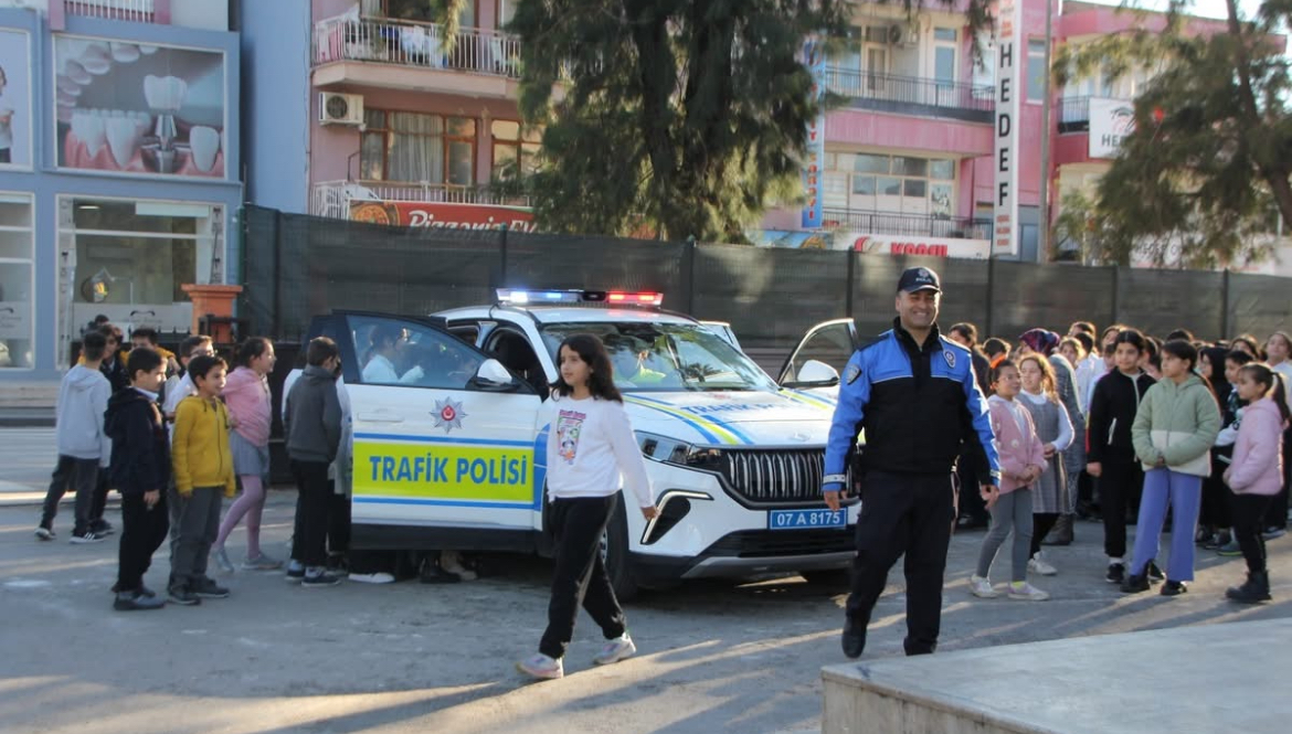 Serik’te Yerli Malı haftasında yerli ve milli araç Togg öğrencilere tanıtıldı
