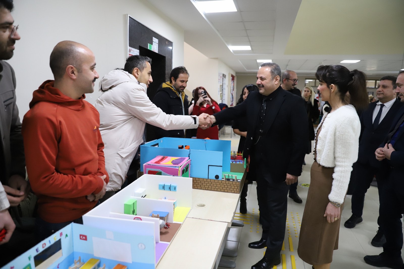 Özel eğitim bölümü öğrencileri eğitim materyalleri sergisi açtı