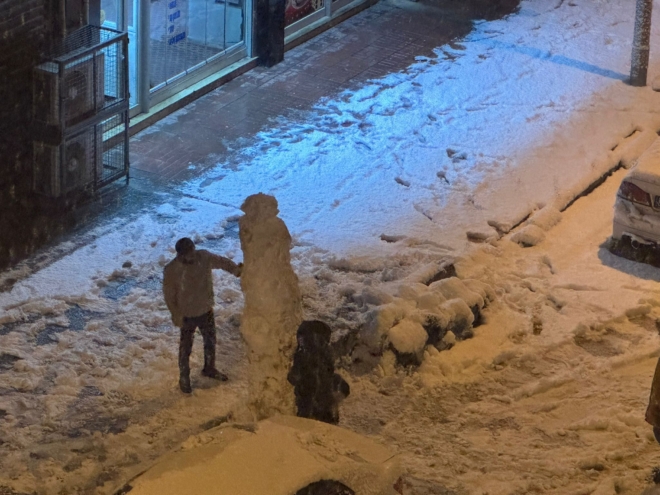 Kar yağışı Van’da çocukların eğlencesi oldu