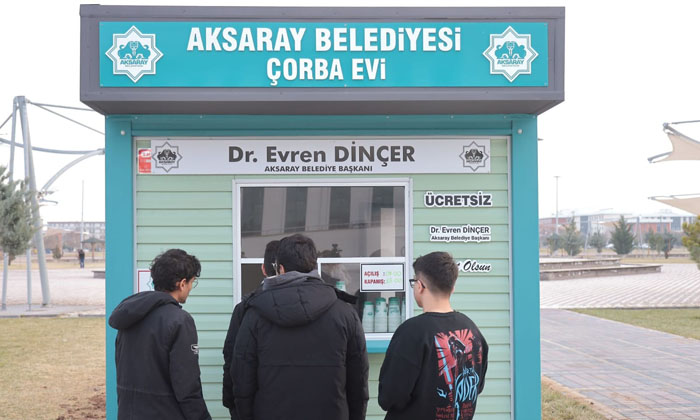 Üniversite kampüsünde ücretsiz çorba ve kuaför hizmeti