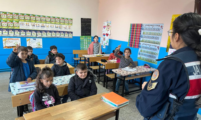 Aksaray’da jandarmadan güvenli okul güvenli gelecek eğitimi