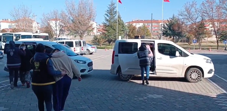 Evden 115 bin TL değerinde altın çalan hırsızlar kıskıvrak yakalandı