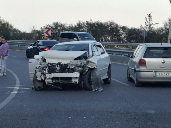 KKTC Lefkoşa Girne ana yolunda kaza…Araç sürücüsü bariyerlere çarptı