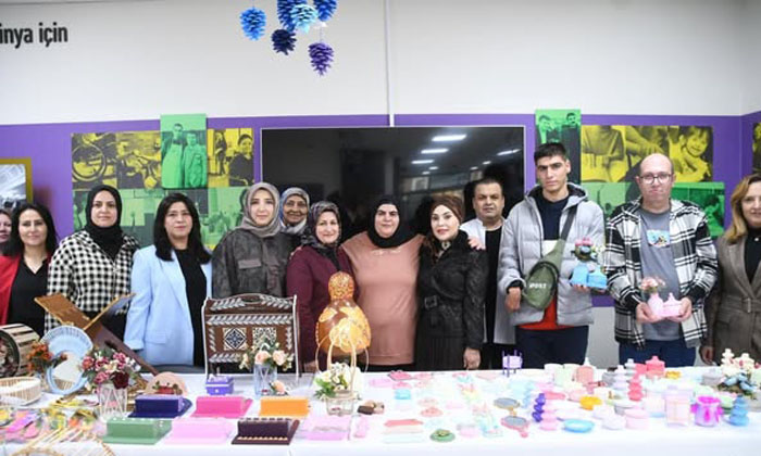 Engelsiz yaşam merkezinde özel çocuklar için doğum günü jesti