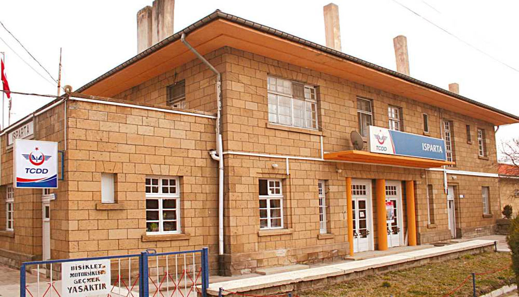 TCDD, Isparta Tren Garı’nda saatleri güncelliyor