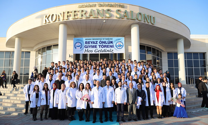 Tıp Fakültesi’nin yeni öğrencileri beyaz önlüklerini giydi