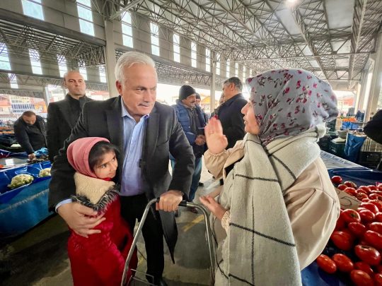 Vali Kumbuzoğlu, salı semt pazarında vatandaşlar ve esnafla bir araya geldi