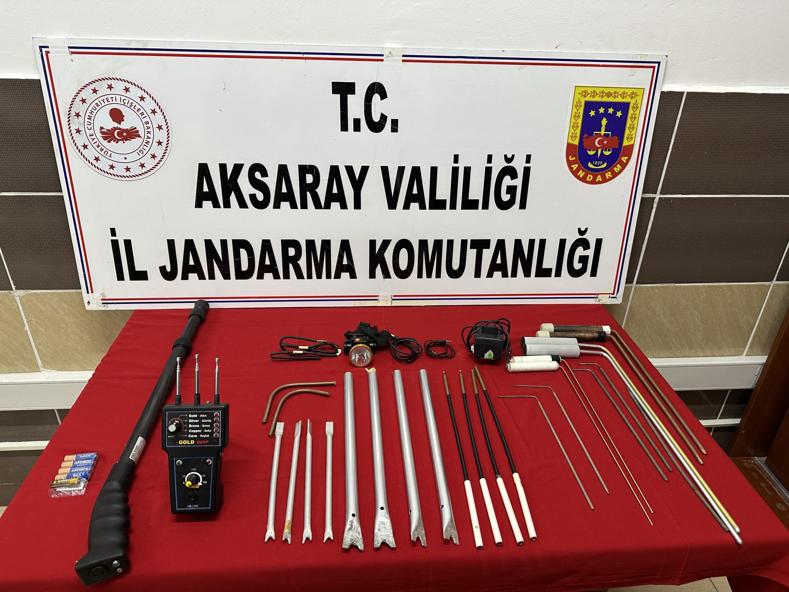 Aksaray’da jandarmadan kaçak kazıya suçüstü baskın