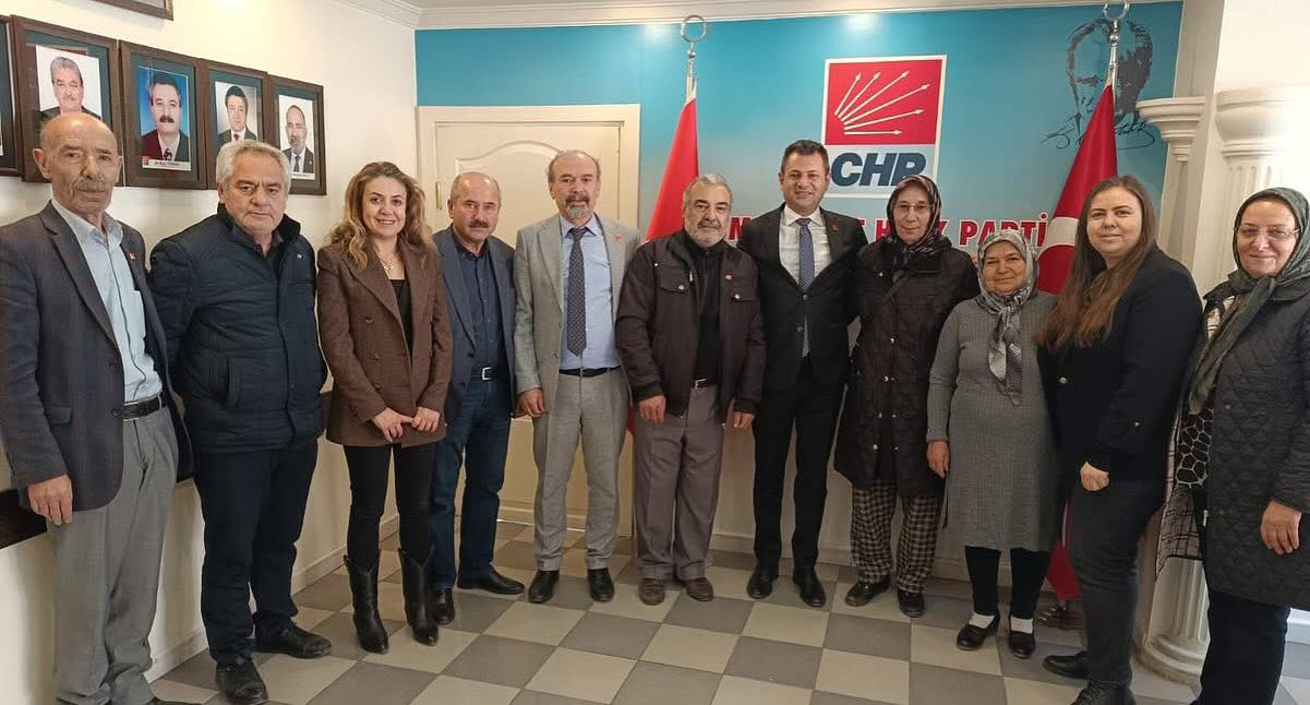 Aksaray’da CHP’ye yeni üye olanlara rozetleri takıldı