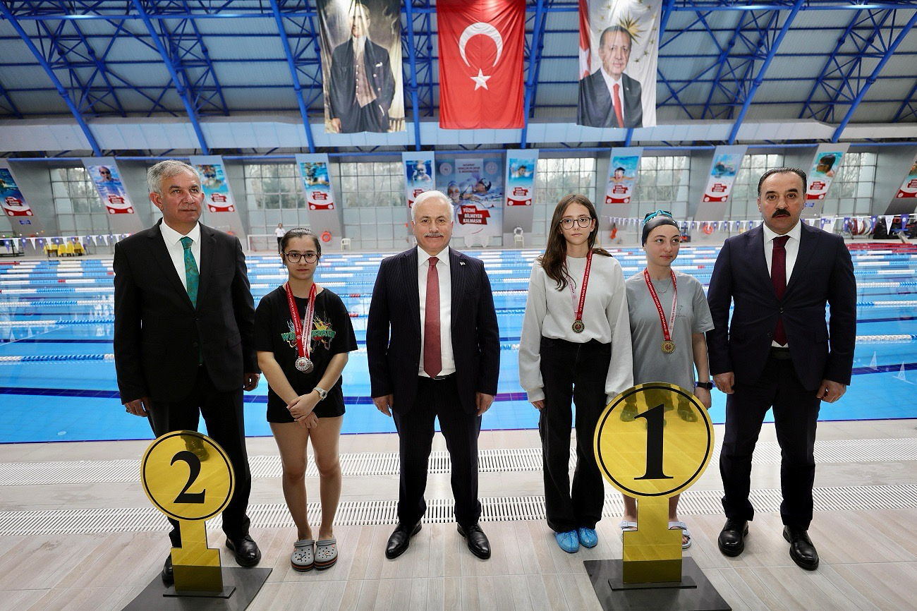 Bakım onarımı tamamlanan Tam Olimpik Yüzme Havuzu hizmete girdi