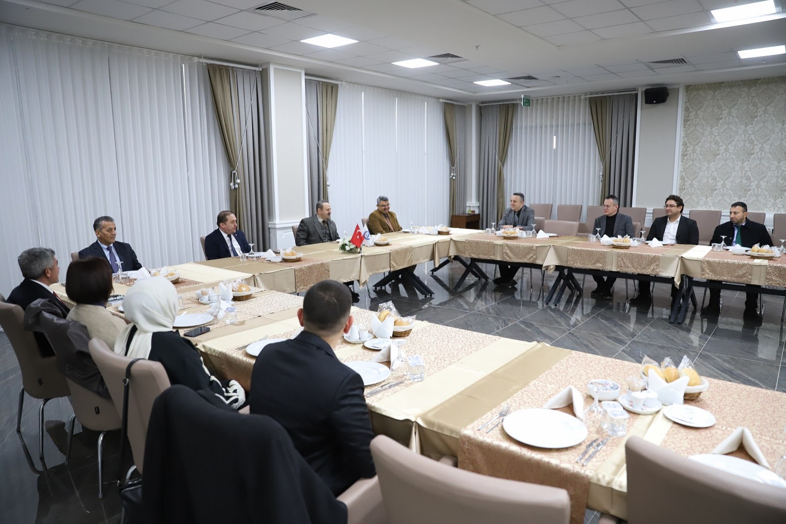 Arıbaş, akademik başarı gösteren isimlerle kahvaltıda buluştu