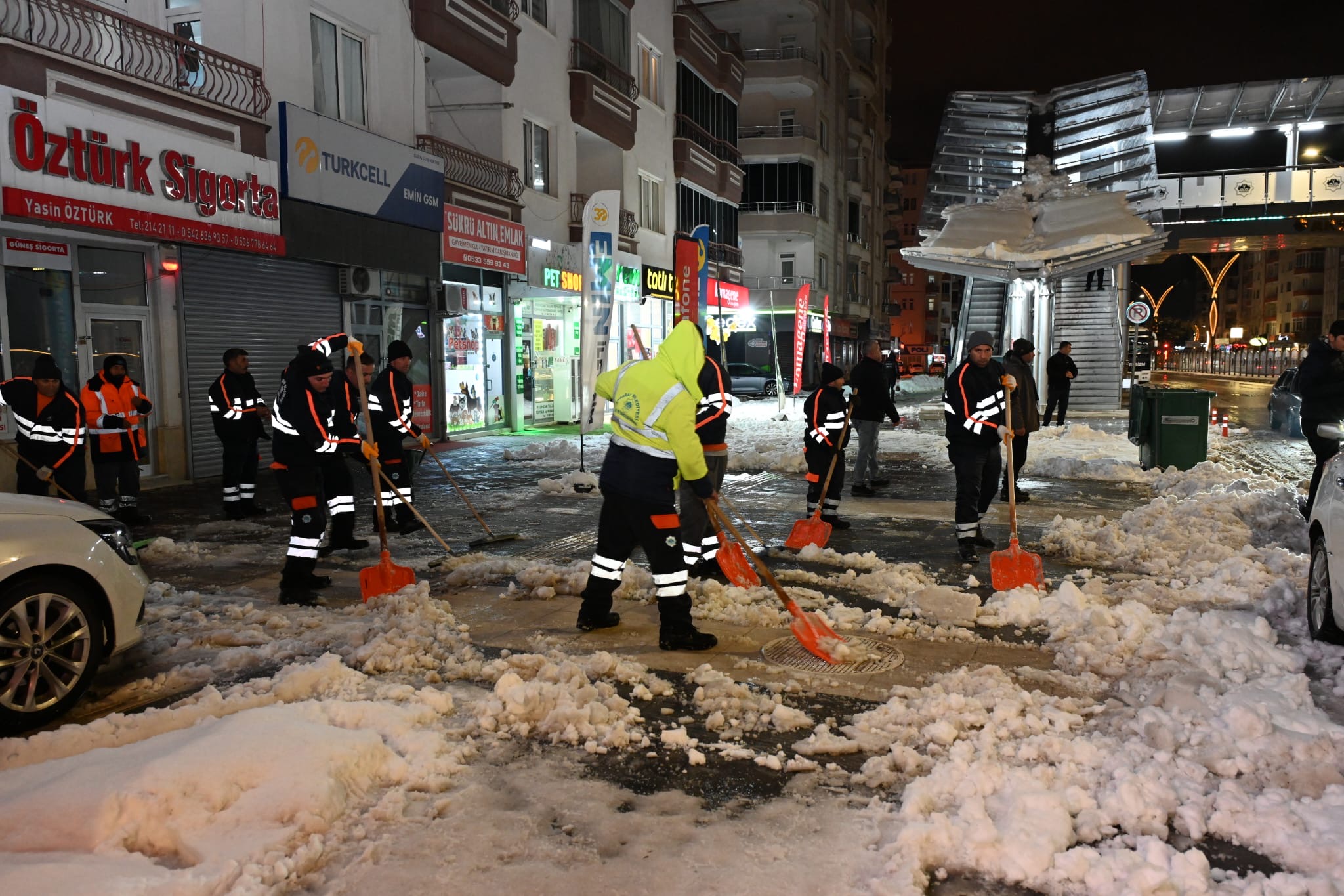 Gece sıfırın altında 3 derecede ekipler sahadaydı