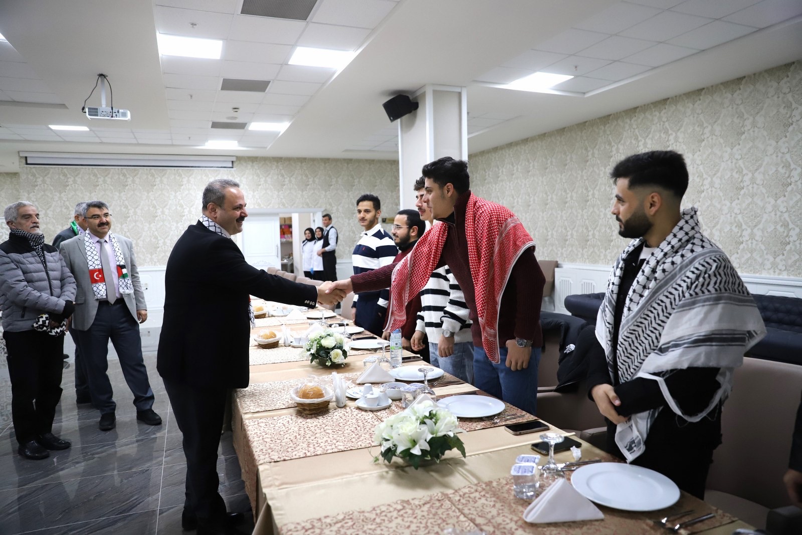 Rektör Arıbaş, Filistinli öğrencilerle bir araya geldi