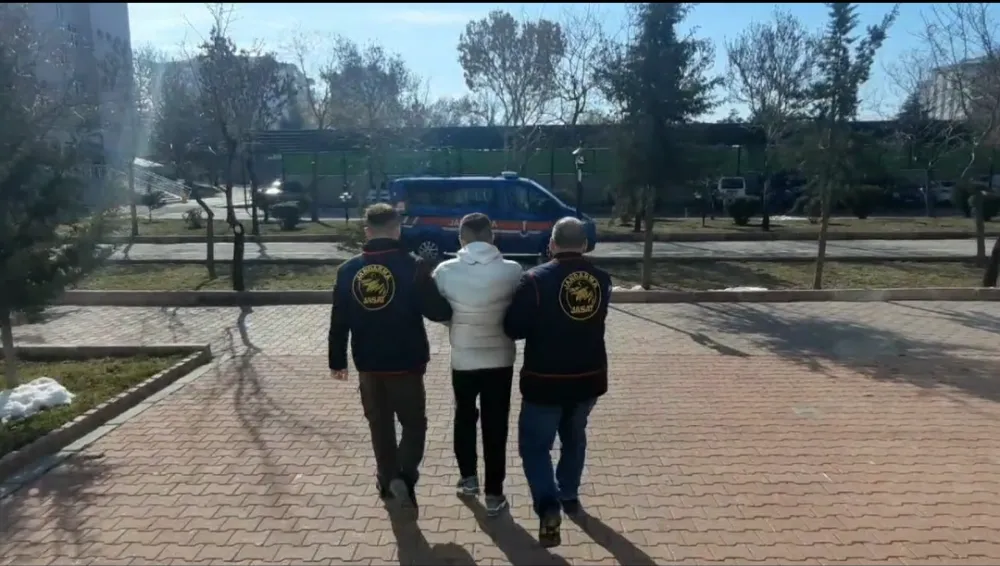 Aksaray’da uyuşturucu suçundan aranan şahıs kıskıvrak yakalandı