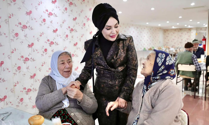 Vali Kumbuzoğlu ve eşinden huzurevi ziyareti