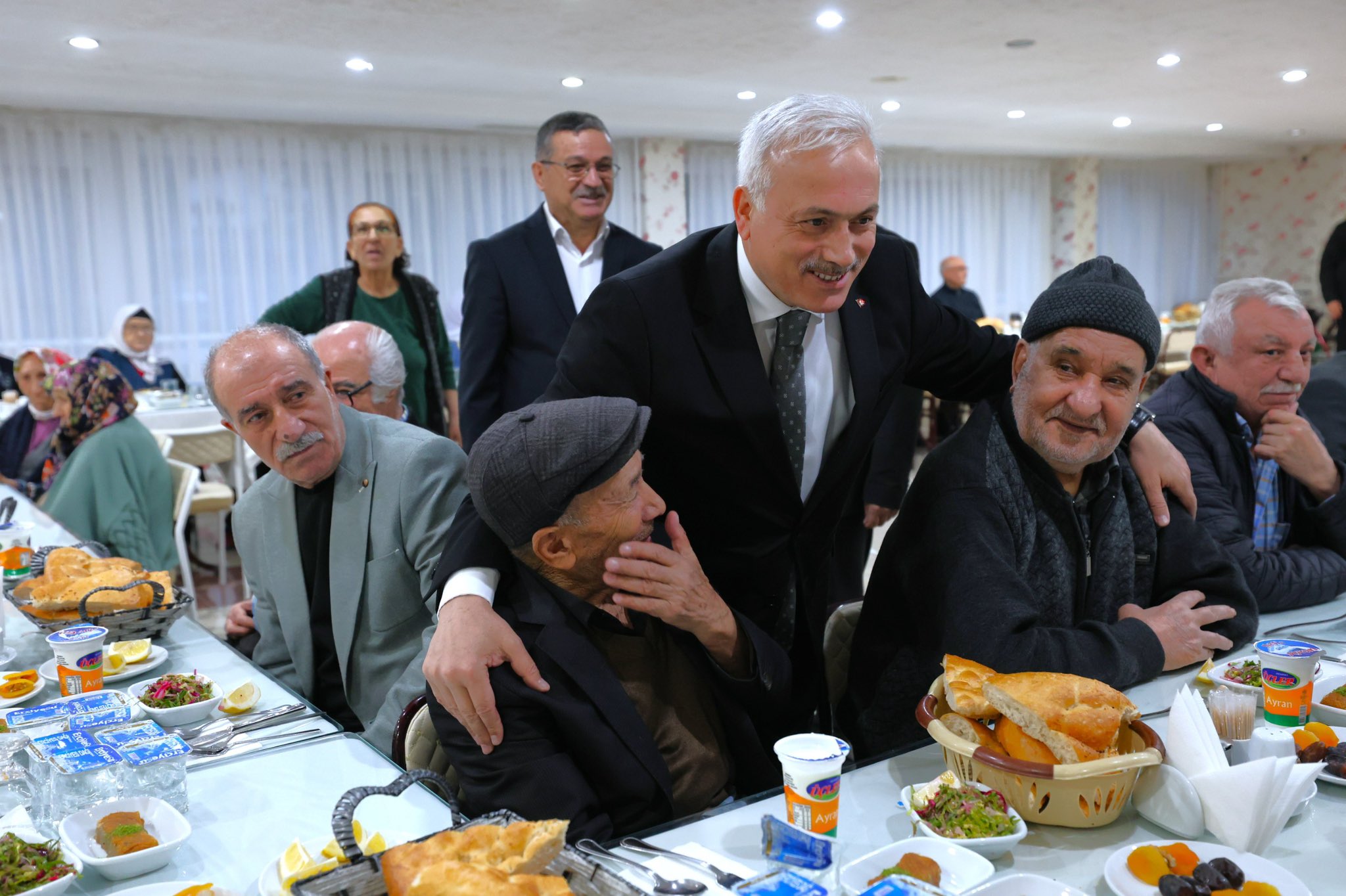Aksaray Valisi Kumbuzoğlu, huzurevi sakinleriyle iftar yaptı