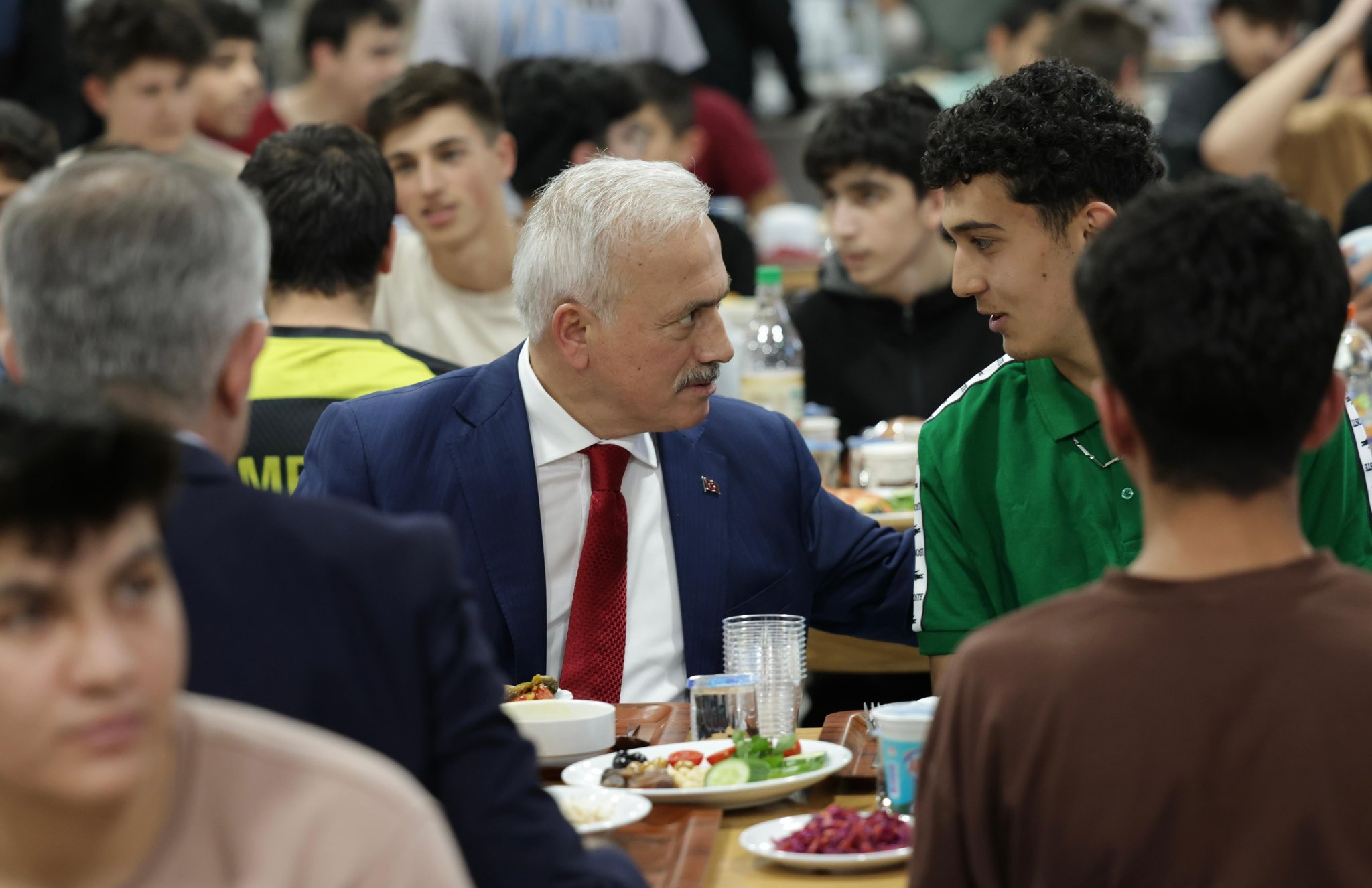 Vali Kumbuzoğlu, iftar buluşmaları kapsamında öğrencilerle bir araya geldi