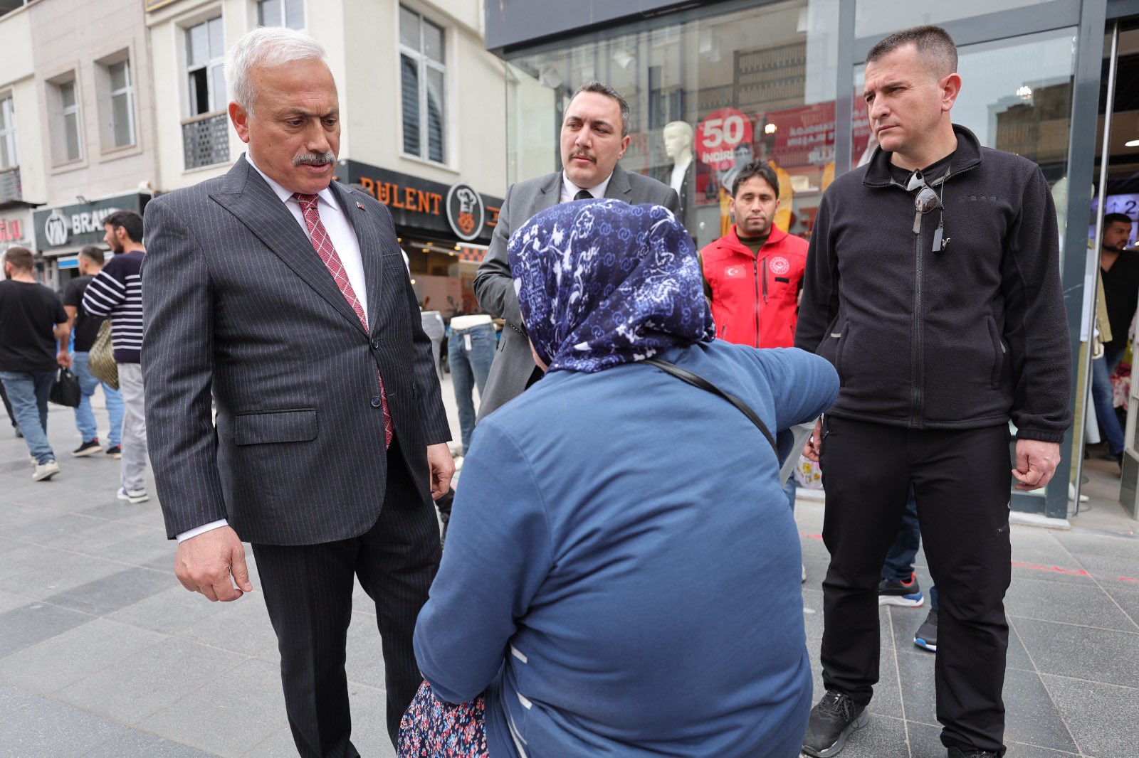 Vali Kumbuzoğlu, hemşehrileri ve esnafı ziyaret ederek bayramlarını kutladı