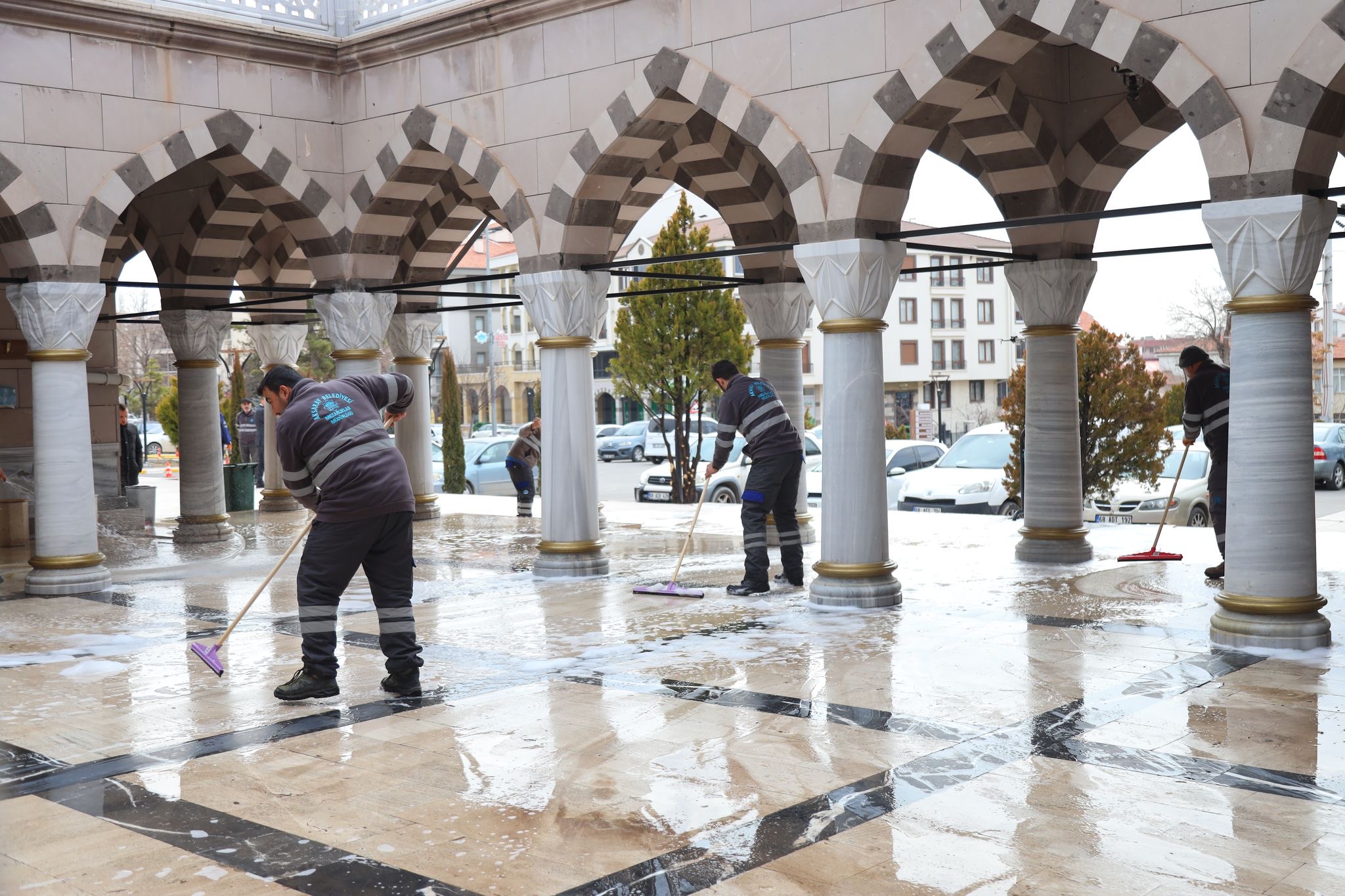 Aksaray’da camiler, külliyeler ve caddeler gül kokusuna büründü