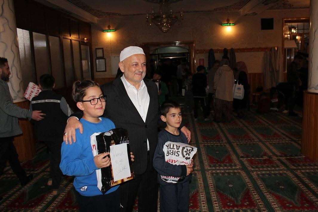 Aksaray’da teravihe giden çocuklar ödüllendirildi