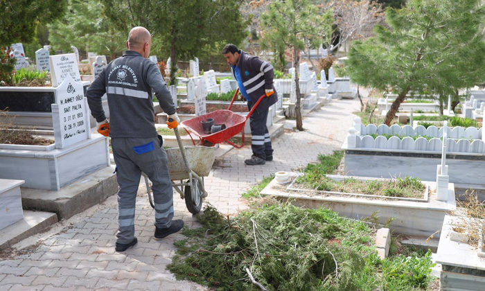 Aksaray’da kabristanlıklar Ramazan Bayramı’na hazırlanıyor