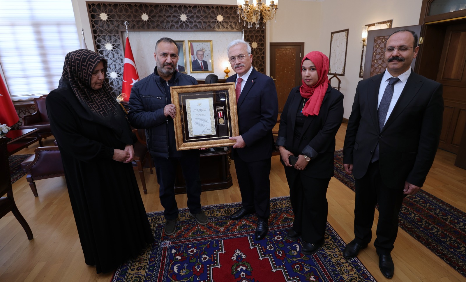 Şehit Ailesine Devlet Övünç Madalyası ve Beratı takdim edildi