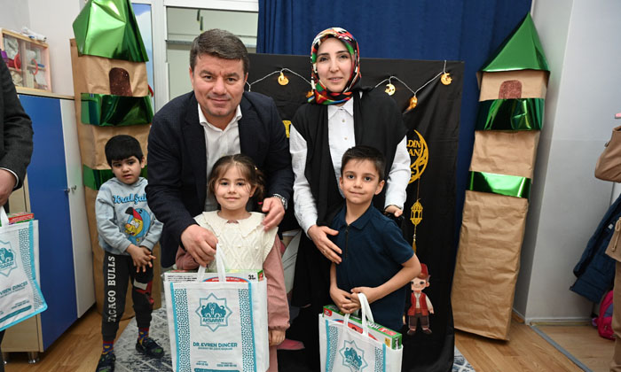 Başkan Dinçer ve eşinden tekne orucu tutan çocuklara hediye