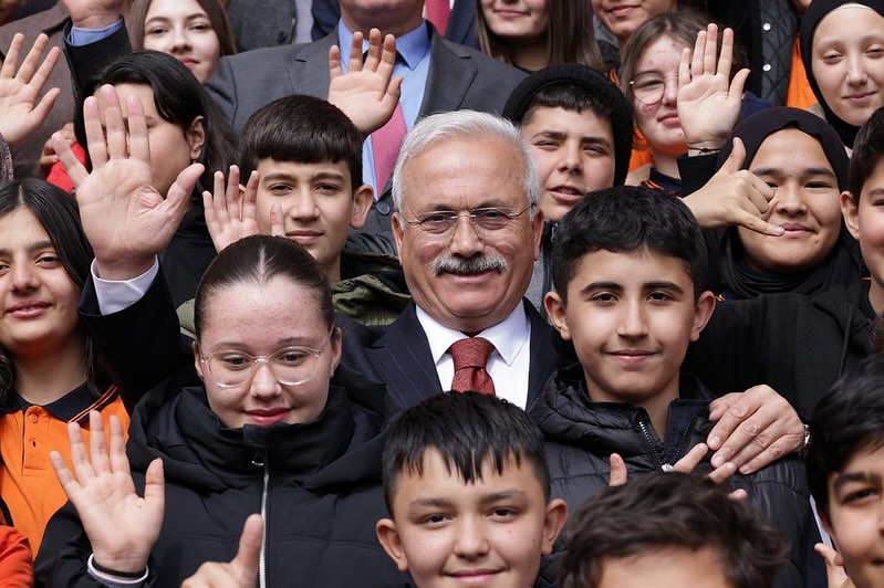 Vali Kumbuzoğlu, Kütüphane Haftasını kutladı