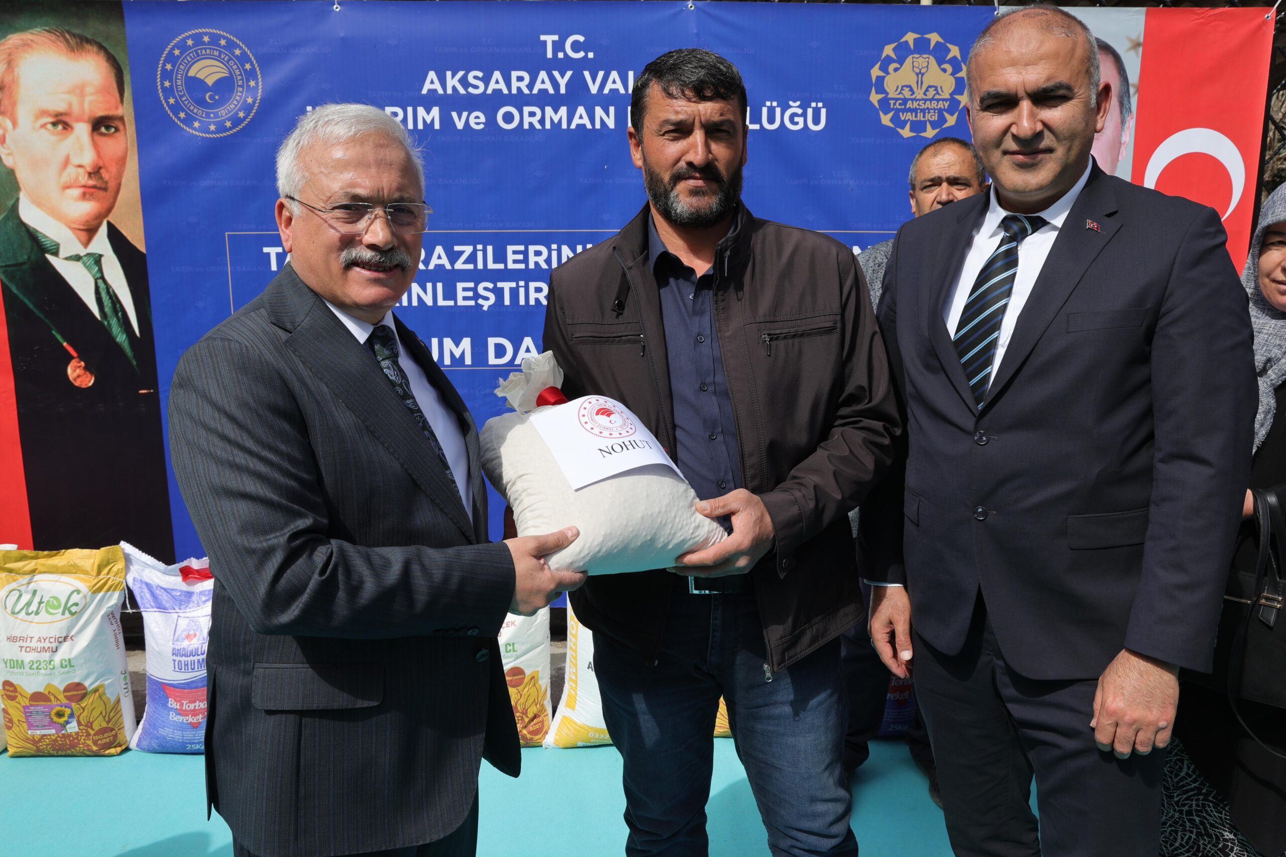 Vali Kumbuzoğlu, çiftçilere tohum dağıtım programında bereket diledi