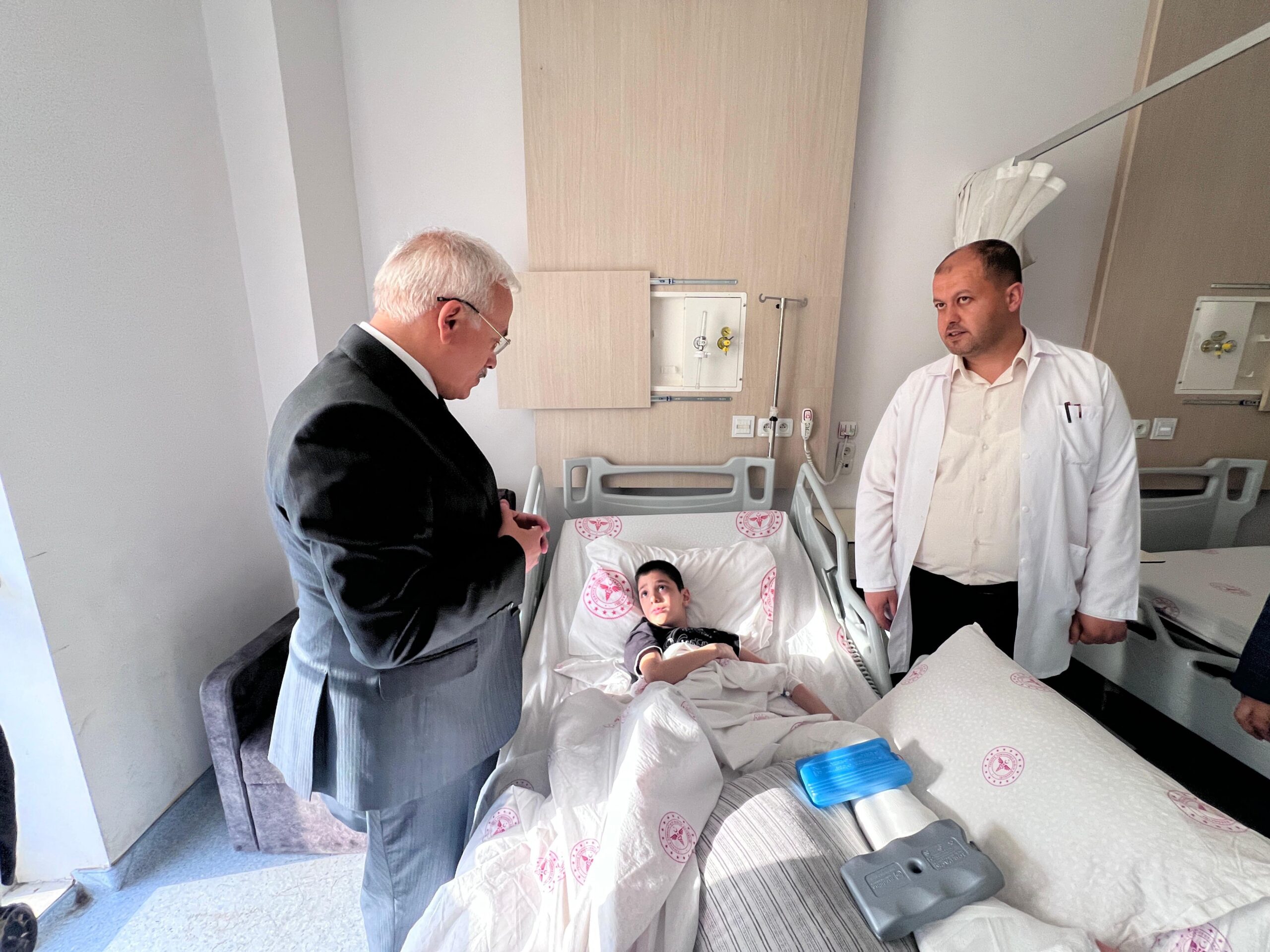 Vali Kumbuzoğlu’ndan küçük Mahir’e hastane ziyareti