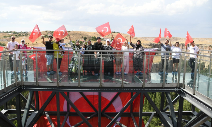 Ihlara Cam Teras, bayram tatilinde ziyaretçi akınına uğradı