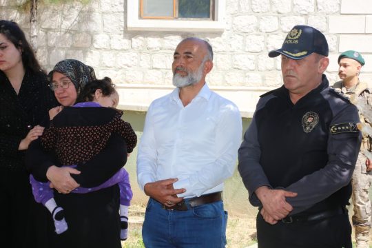 Emniyet Müdürü Demir, şehit polis memurunu mezarı başında andı