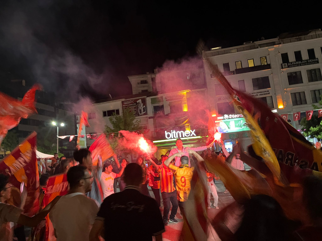 Galatasaray’ın şampiyonluk coşkusu Aksaray’da geceyi aydınlattı