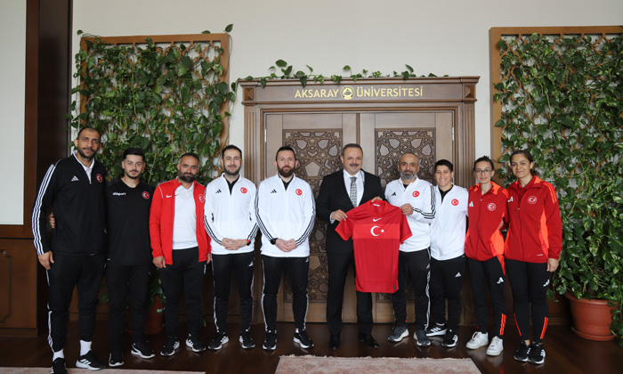 İşitme Engelliler Futsal milli takımlarından Rektör Arıbaş’a ziyaret