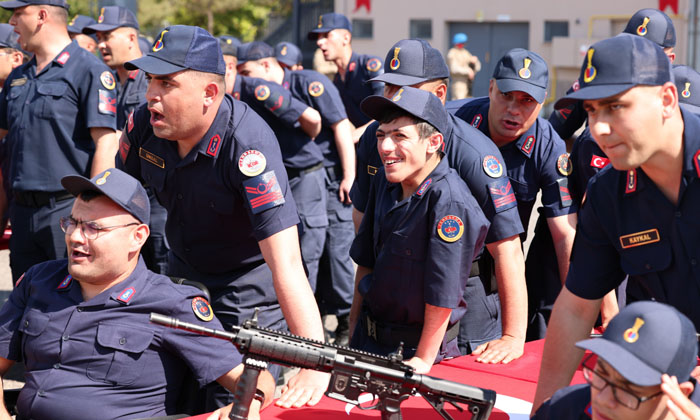 Aksaray’da özel gençler üniforma giyip bir günlüğüne asker oldu