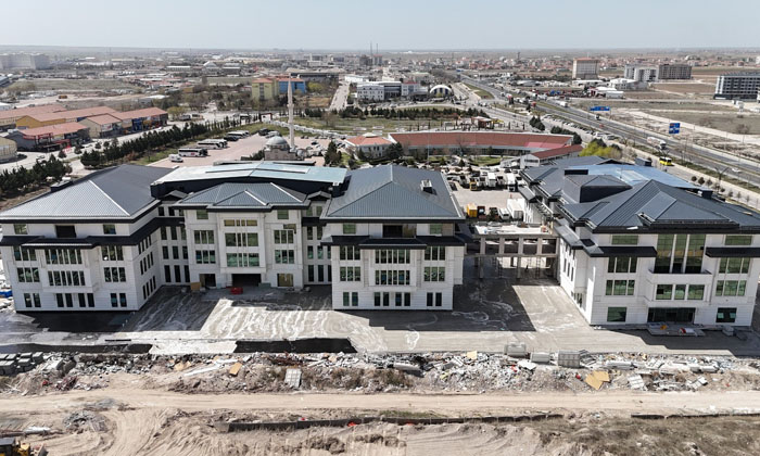 Aksaray’ın yeni belediye binası modern mimarisiyle göz dolduruyor
