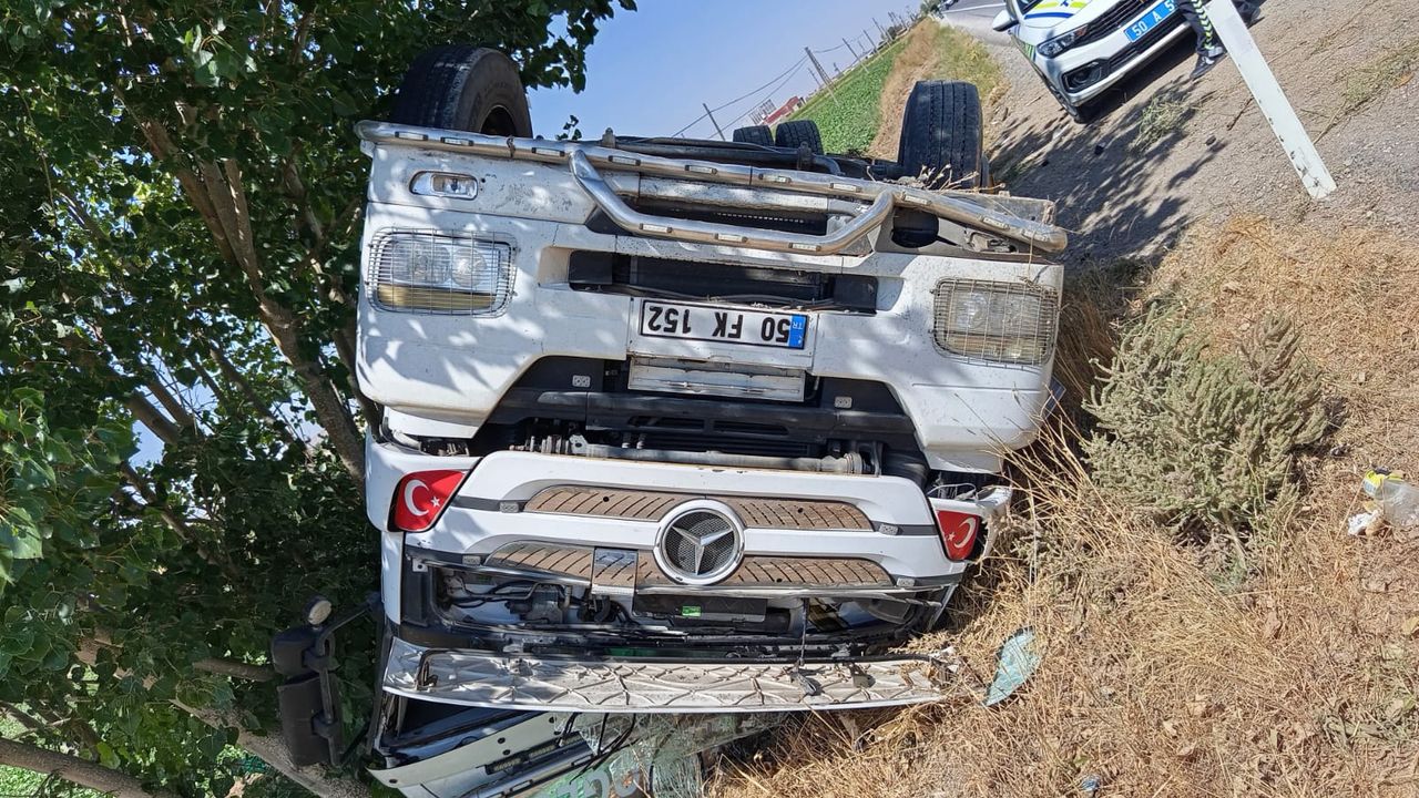 Nevşehir’de kömür yüklü tır şarampole devrildi: 1 yaralı