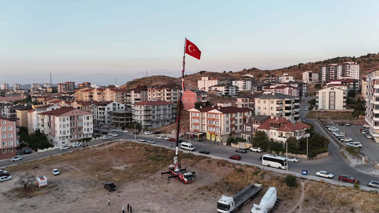 Nevşehir’de Zafer Bayramı’na Özel: Vinçte Dev Türk Bayrağı