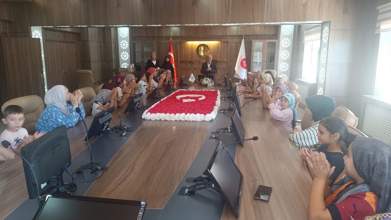 Küçük yüreklerden büyük yardım: Gazze için kumbaralarını boşalttılar