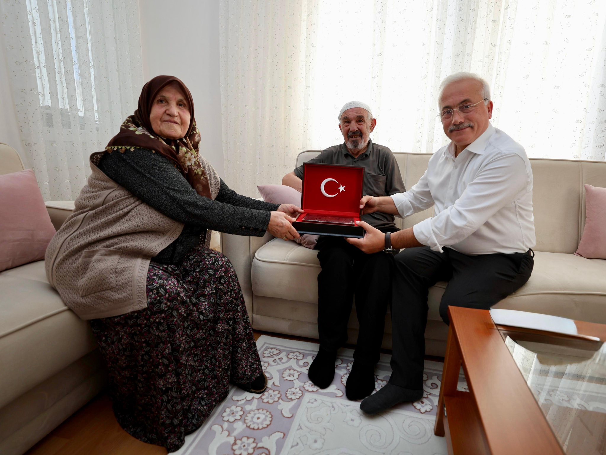 Vali Kumbuzoğlu, Şehit Ali Çakır’ın ailesi ile bir araya geldi