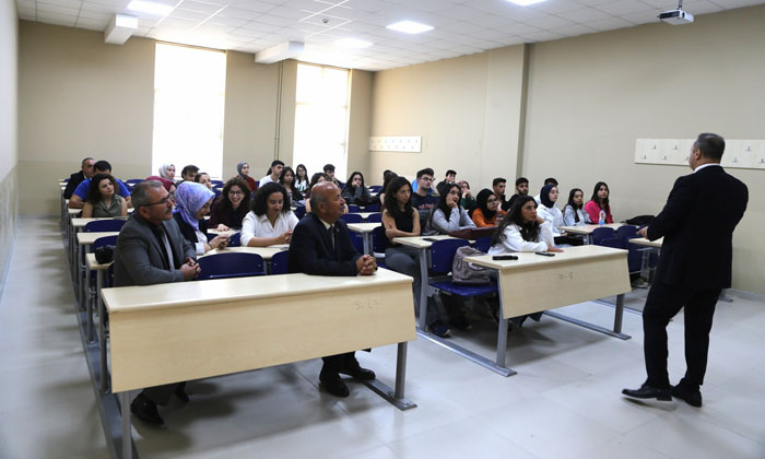Diş Hekimliği Fakültesi’nde ilk dersi Rektör Arıbaş verdi