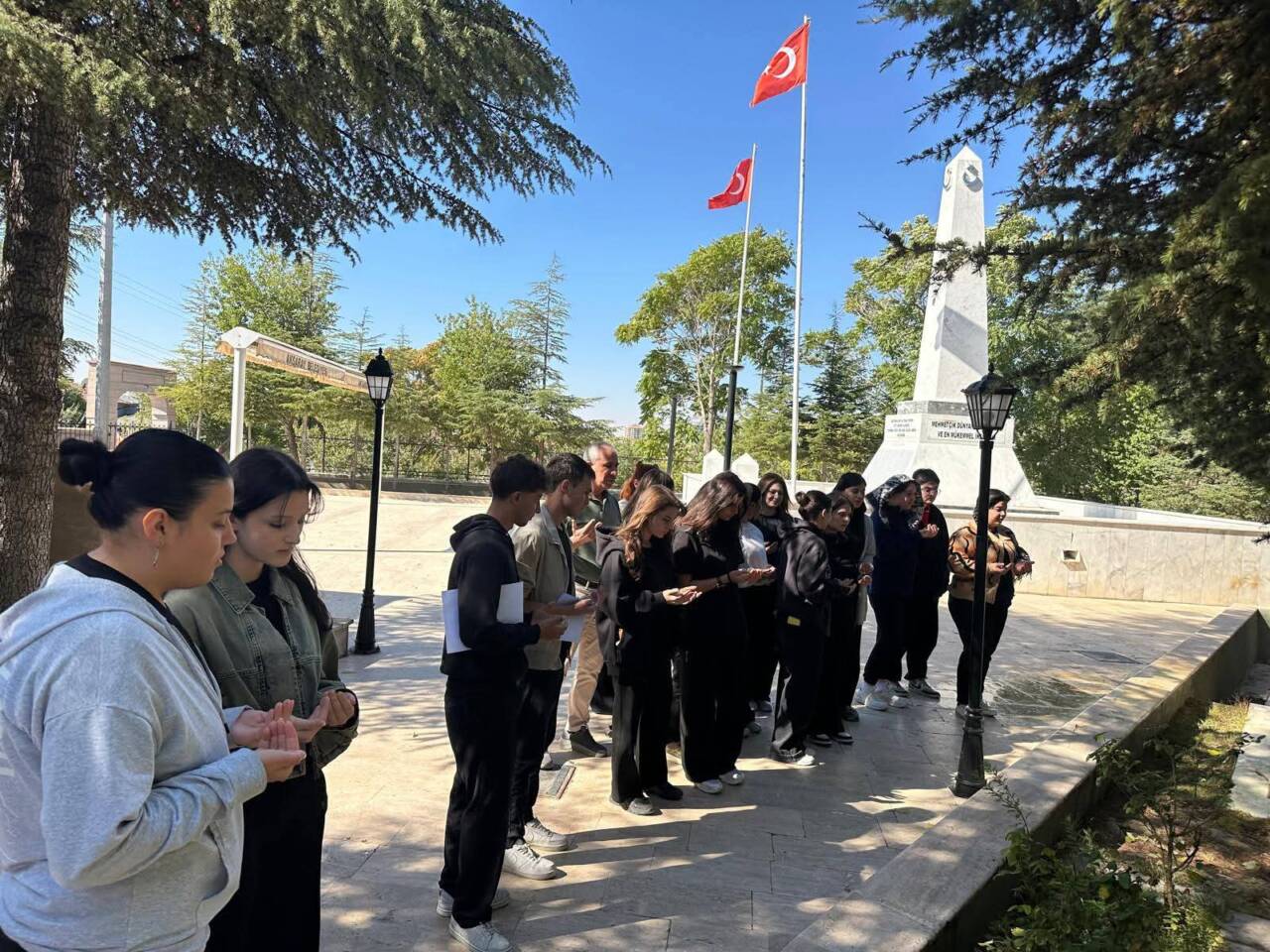 Aksaray Güzel Sanatlar Lisesi öğrencilerinden şehitlik ve müze ziyareti
