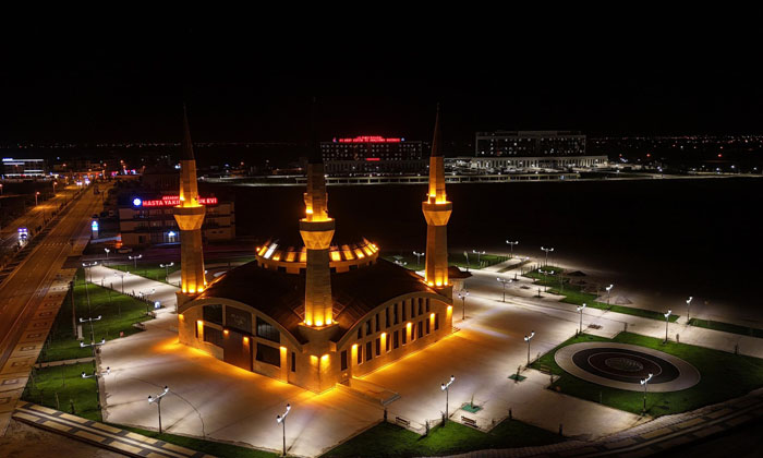 Modern mimarisiyle dikkat çeken Hz. Ali Şifa Camii açılışa hazırlanıyor